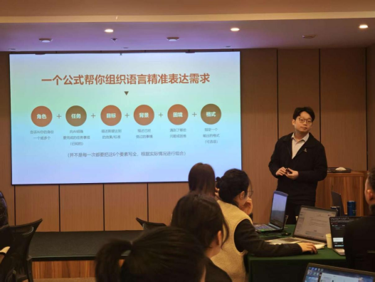 重慶市“AI+行業(yè)賦能”研修班圓滿收官，助力行業(yè)智能化升級——培養(yǎng)復合型人才，推動數(shù)字經濟與行業(yè)深度融合