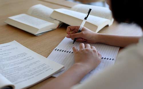 成人高考什么時候交報名費？