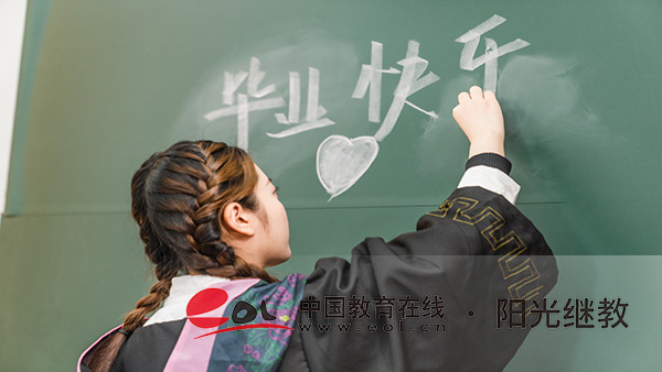 成人高考專升本應(yīng)該買(mǎi)什么復(fù)習(xí)資料？復(fù)習(xí)有哪些要注意的？