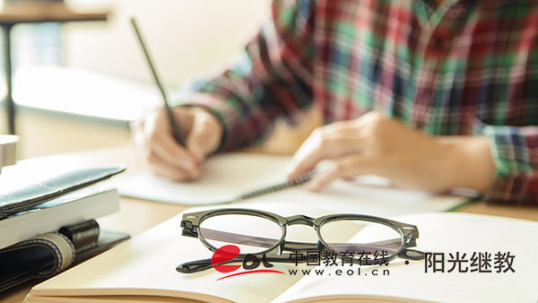 自考報(bào)名時(shí)間是多久？成績合格分?jǐn)?shù)線是多少？