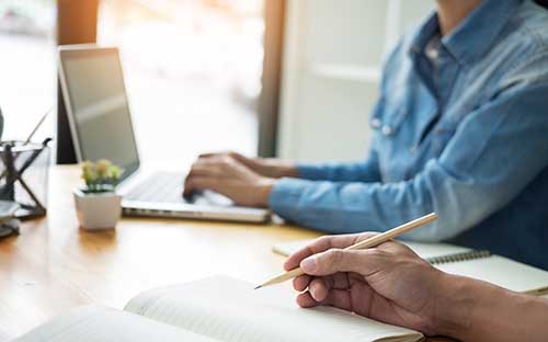 成人高考是去學校報名嗎？怎么報名？