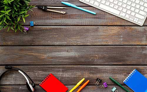 江蘇蘇州自考報(bào)名在哪？要去學(xué)?？荚噯幔?/></p><h3>江蘇蘇州自考報(bào)名在哪？</h3><p>網(wǎng)上報(bào)名?：考生可以登錄所在省份的教育考試院官網(wǎng)，在自學(xué)考試欄目找到高等教育自學(xué)考試考生服務(wù)平臺(tái)進(jìn)行注冊(cè)和報(bào)名。具體步驟包括注冊(cè)考生服務(wù)平臺(tái)賬號(hào)、填寫個(gè)人信息、上傳相關(guān)資料、信息審核、現(xiàn)場(chǎng)確認(rèn)、選擇報(bào)考課程并繳費(fèi)?。</p><p>?教育考試中心?：各省市的教育行政部門或教育局內(nèi)的教育考試中心是自考本科報(bào)名的主要場(chǎng)所。考生可以到當(dāng)?shù)氐慕逃荚囍行淖稍兿嚓P(guān)報(bào)名事宜，并提交申請(qǐng)表和相關(guān)材料?。</p><p>?高校自考辦?：很多高校設(shè)有自考辦，專門負(fù)責(zé)辦理自考本科的報(bào)名和考試事務(wù)。通過高校自考辦進(jìn)行報(bào)名可以享受到更加便捷和個(gè)性化的服務(wù)，同時(shí)也可以更好地借助高校的資源和支持?。</p><p>保存報(bào)考信息：?在填寫報(bào)考信息后，?考生需要確認(rèn)信息已被成功保存，?以避免信息丟失。?</p><h3>自考要去學(xué)?？荚噯?？</h3><p>自考報(bào)名后需要到學(xué)?？荚?，但是不是必須到本?？荚?，考生可自行選擇考點(diǎn)。自考無需去學(xué)校上課，考生可以完全依靠自學(xué)，不需要像全日制考生一樣需要每天去學(xué)校上課學(xué)習(xí)，這也是自學(xué)考試的一大優(yōu)勢(shì)所在，因此，是十分適合一些在職考生報(bào)考的。</p><p>成人自考不需要進(jìn)入學(xué)校上學(xué)，考生不需要入學(xué)，報(bào)考專業(yè)后將一門一門的課程全部通過即可申請(qǐng)畢業(yè)，學(xué)習(xí)方式靈活，主要是以自學(xué)為主，考生可以隨意分配自己的時(shí)間進(jìn)行學(xué)習(xí)。</p><p>以上是關(guān)于成人自考的相關(guān)內(nèi)容，考生可以此作為參考，具體以官方政策為準(zhǔn)！考生如果想獲取更多關(guān)于自考的相關(guān)資訊，如成人自考報(bào)名時(shí)間、考試時(shí)間、報(bào)考條件、備考知識(shí)、相關(guān)新聞等，敬請(qǐng)關(guān)注教育在線自考考試頻道。</p><p><strong>熱門推薦：</strong></p><p><a href=